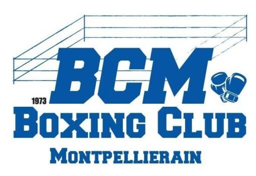 Logo officiel du BCM Boxing Club Montpelliérain, fond blanc avec ring stylisé et gants de boxe bleus